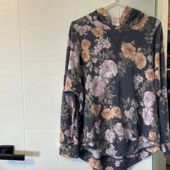 Flower Sweater - Picture 1 of 3